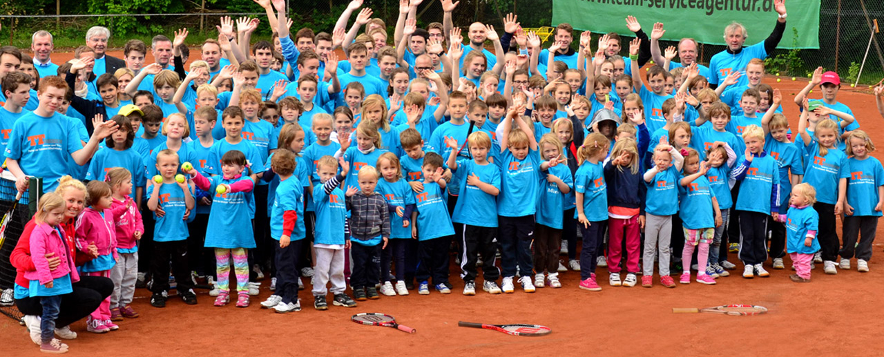 Kinder- und Jugendplatz Nummer 8 der JTG mit umliegenden Grünflächen